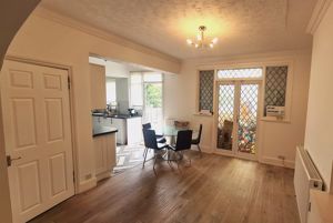 Diner onto conservatory- click for photo gallery